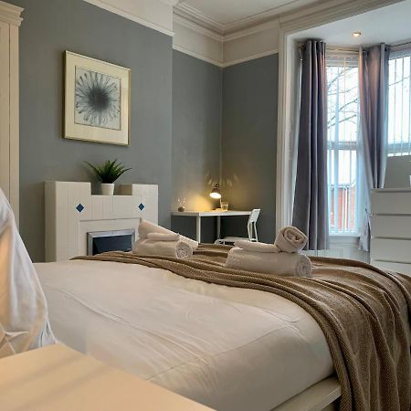 Somerford Place - 6 Beds - Sleeps 12 - Parks 2-3 Cars/Vans Willenhall Exteriér fotografie