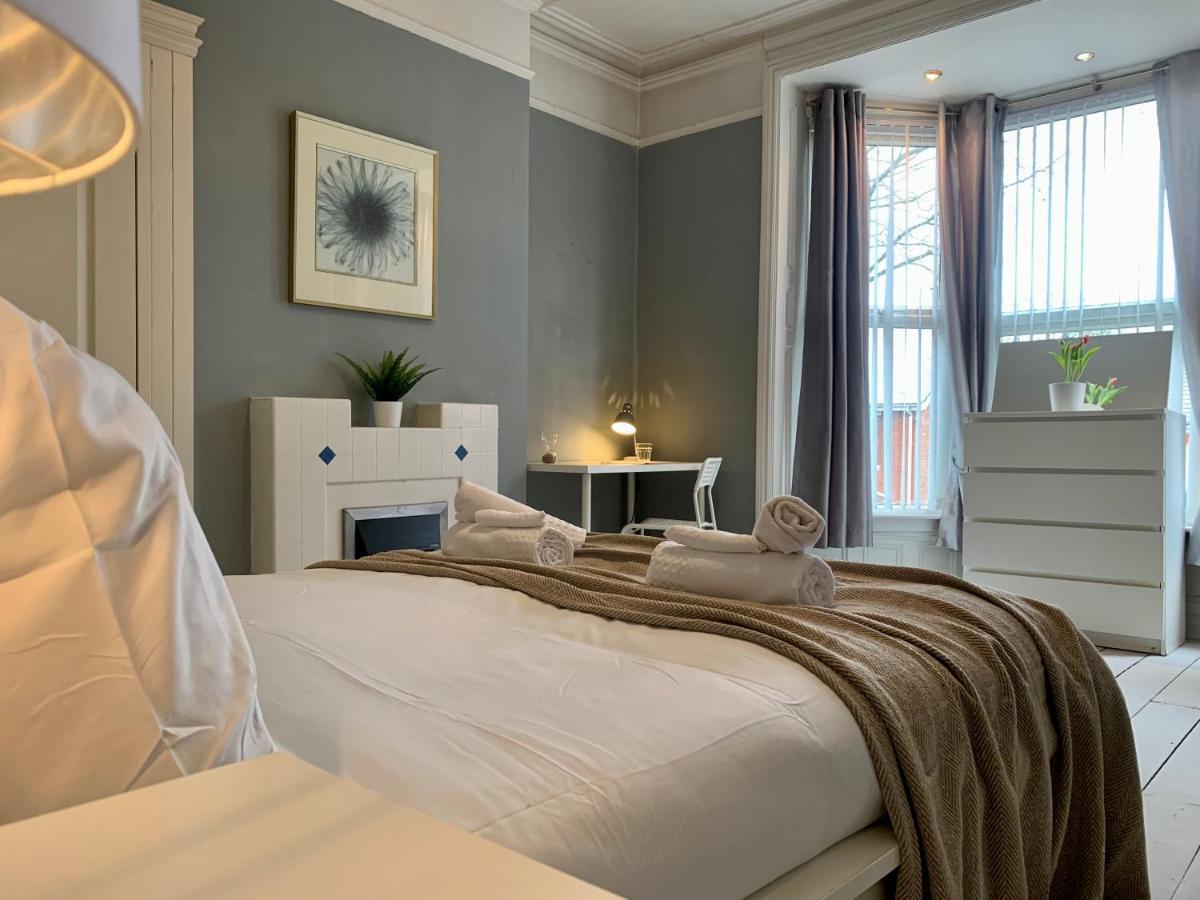 Somerford Place - 6 Beds - Sleeps 12 - Parks 2-3 Cars/Vans Willenhall Exteriér fotografie