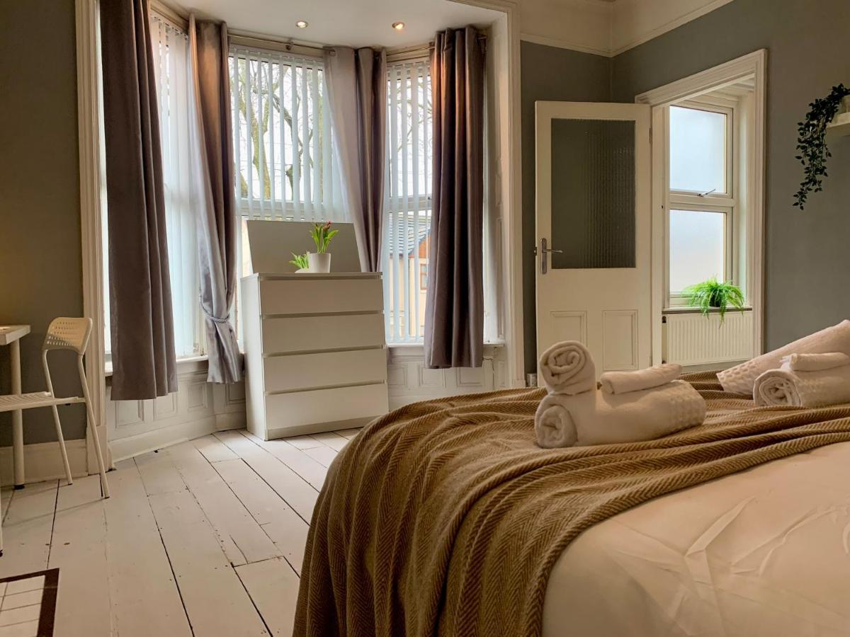 Somerford Place - 6 Beds - Sleeps 12 - Parks 2-3 Cars/Vans Willenhall Exteriér fotografie