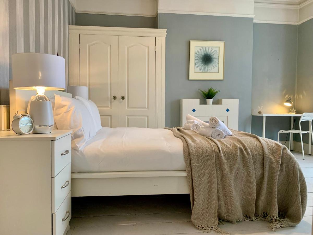 Somerford Place - 6 Beds - Sleeps 12 - Parks 2-3 Cars/Vans Willenhall Exteriér fotografie