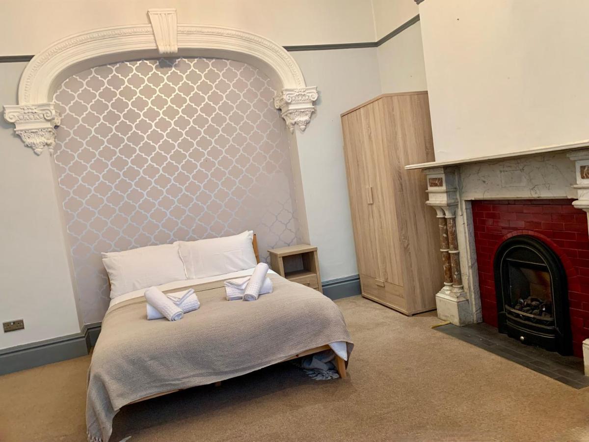 Somerford Place - 6 Beds - Sleeps 12 - Parks 2-3 Cars/Vans Willenhall Exteriér fotografie