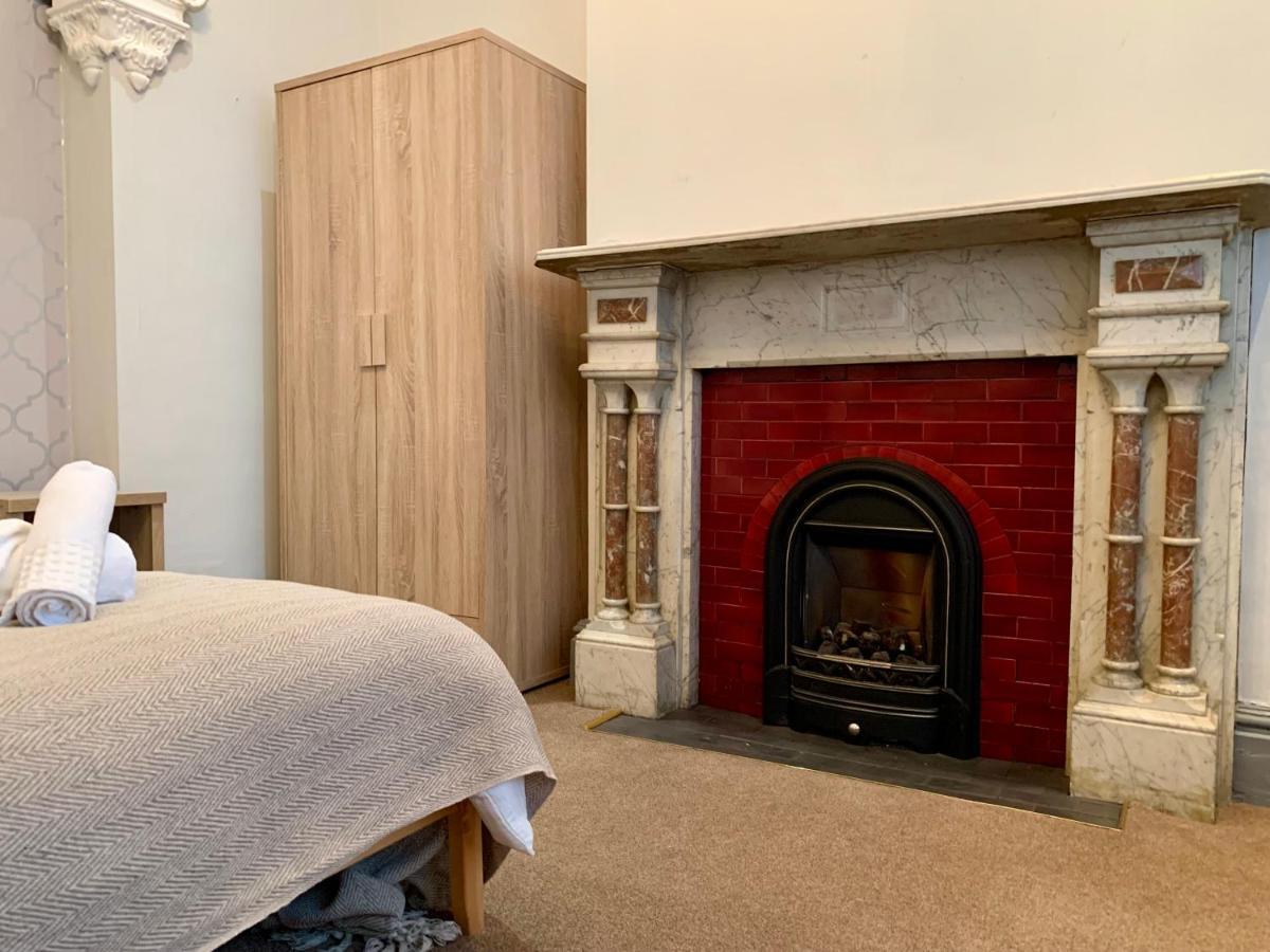 Somerford Place - 6 Beds - Sleeps 12 - Parks 2-3 Cars/Vans Willenhall Exteriér fotografie