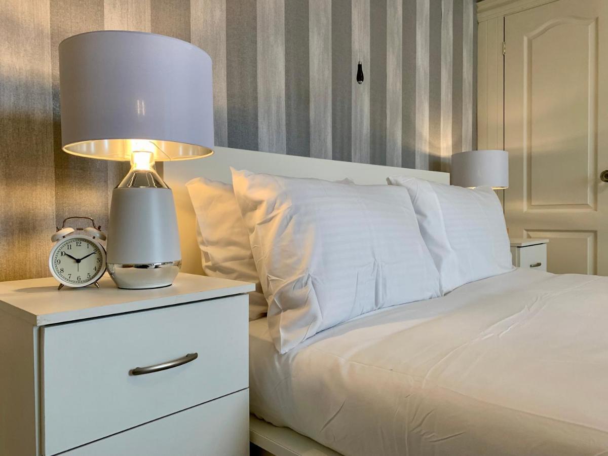 Somerford Place - 6 Beds - Sleeps 12 - Parks 2-3 Cars/Vans Willenhall Exteriér fotografie