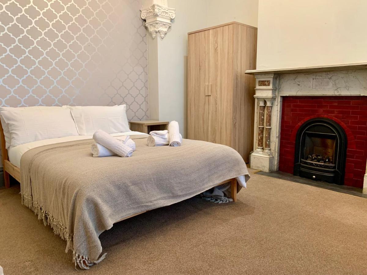 Somerford Place - 6 Beds - Sleeps 12 - Parks 2-3 Cars/Vans Willenhall Exteriér fotografie