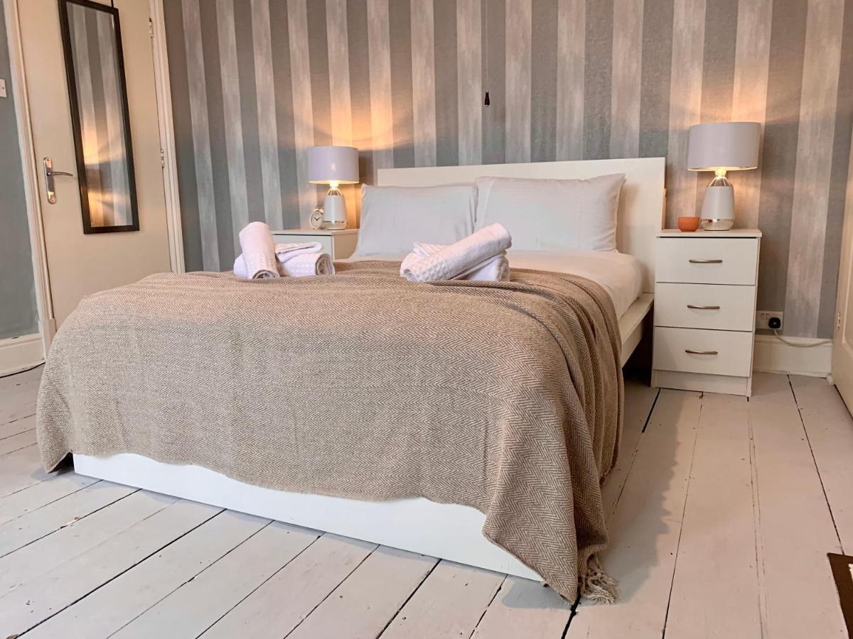 Somerford Place - 6 Beds - Sleeps 12 - Parks 2-3 Cars/Vans Willenhall Exteriér fotografie