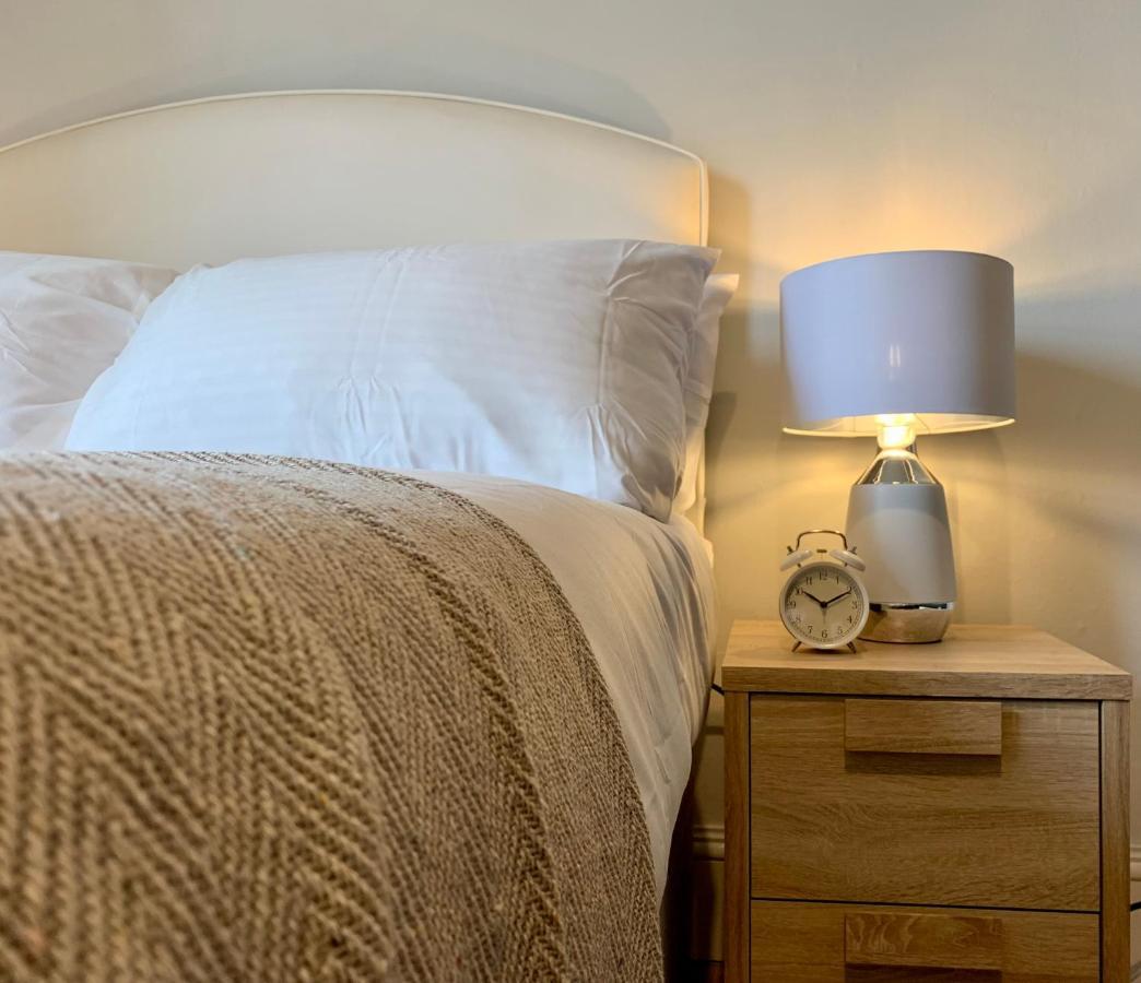Somerford Place - 6 Beds - Sleeps 12 - Parks 2-3 Cars/Vans Willenhall Exteriér fotografie