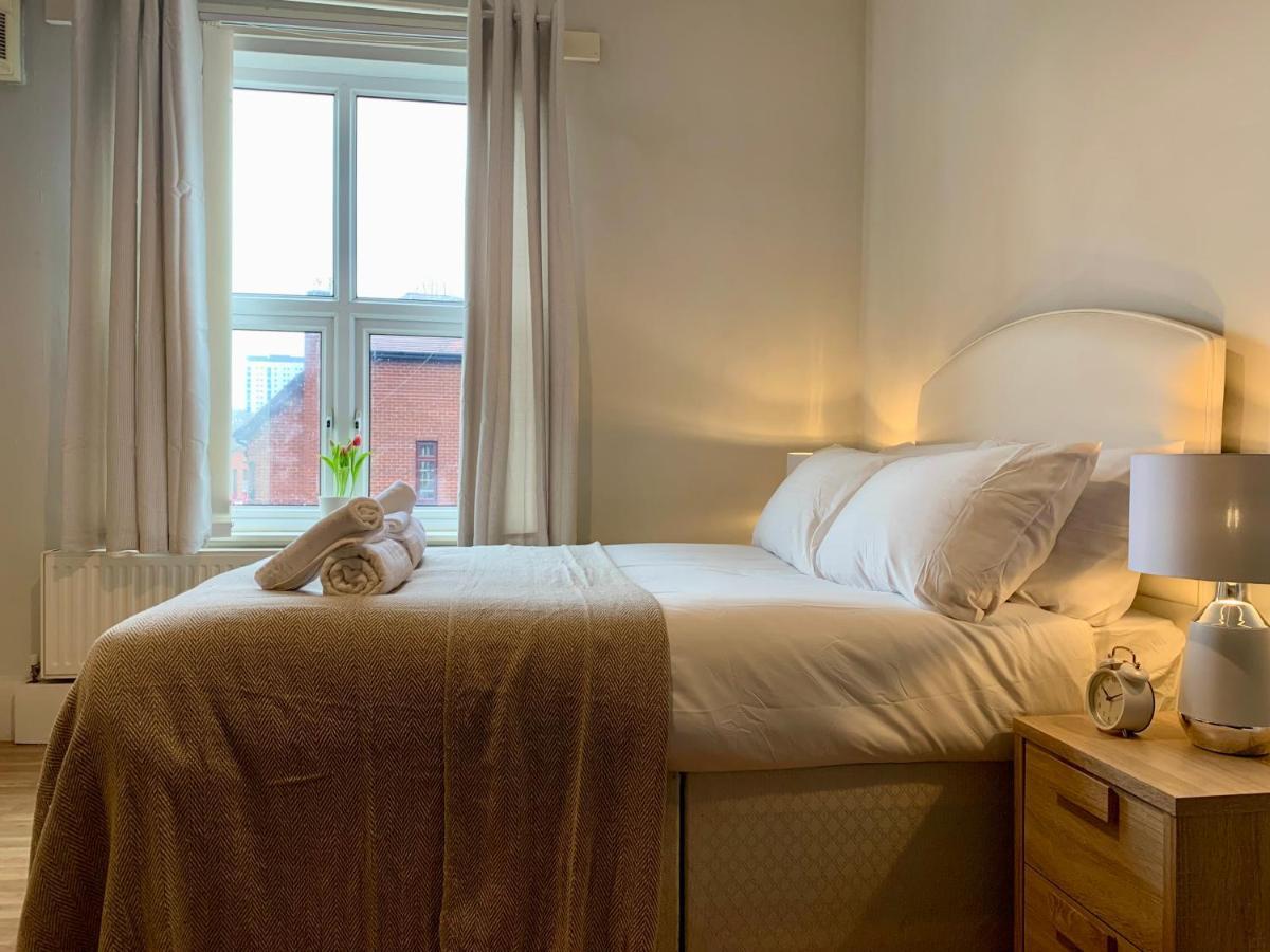 Somerford Place - 6 Beds - Sleeps 12 - Parks 2-3 Cars/Vans Willenhall Exteriér fotografie
