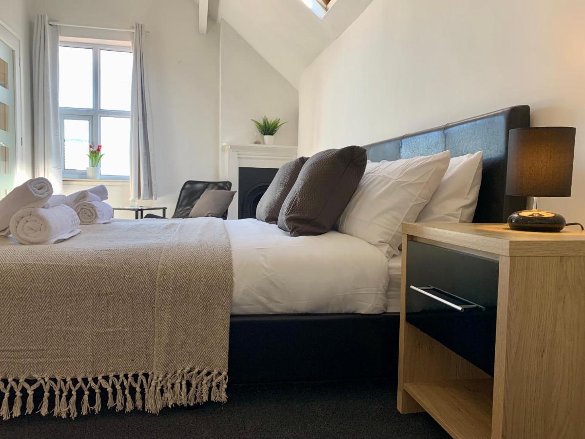 Somerford Place - 6 Beds - Sleeps 12 - Parks 2-3 Cars/Vans Willenhall Exteriér fotografie