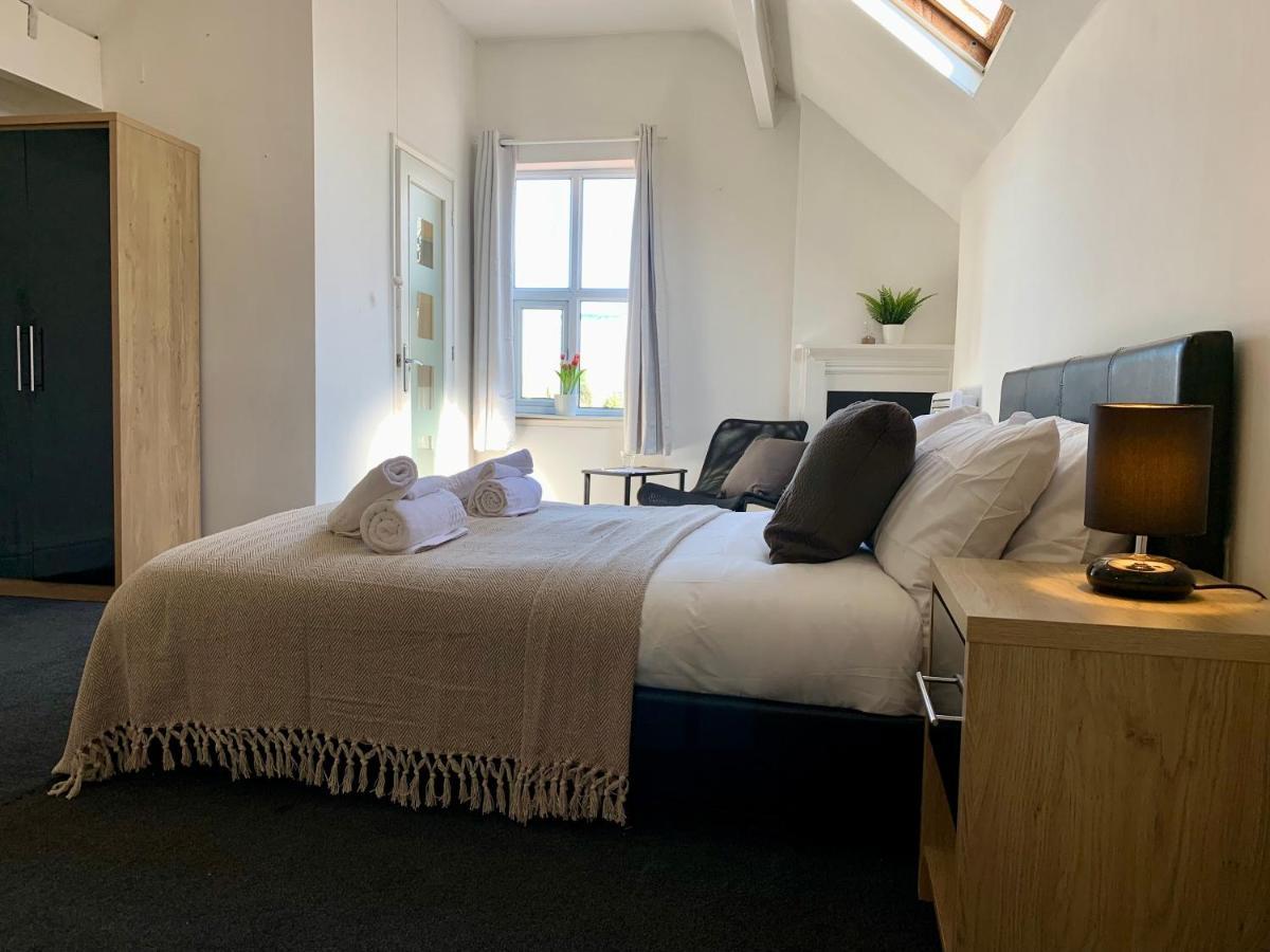 Somerford Place - 6 Beds - Sleeps 12 - Parks 2-3 Cars/Vans Willenhall Exteriér fotografie