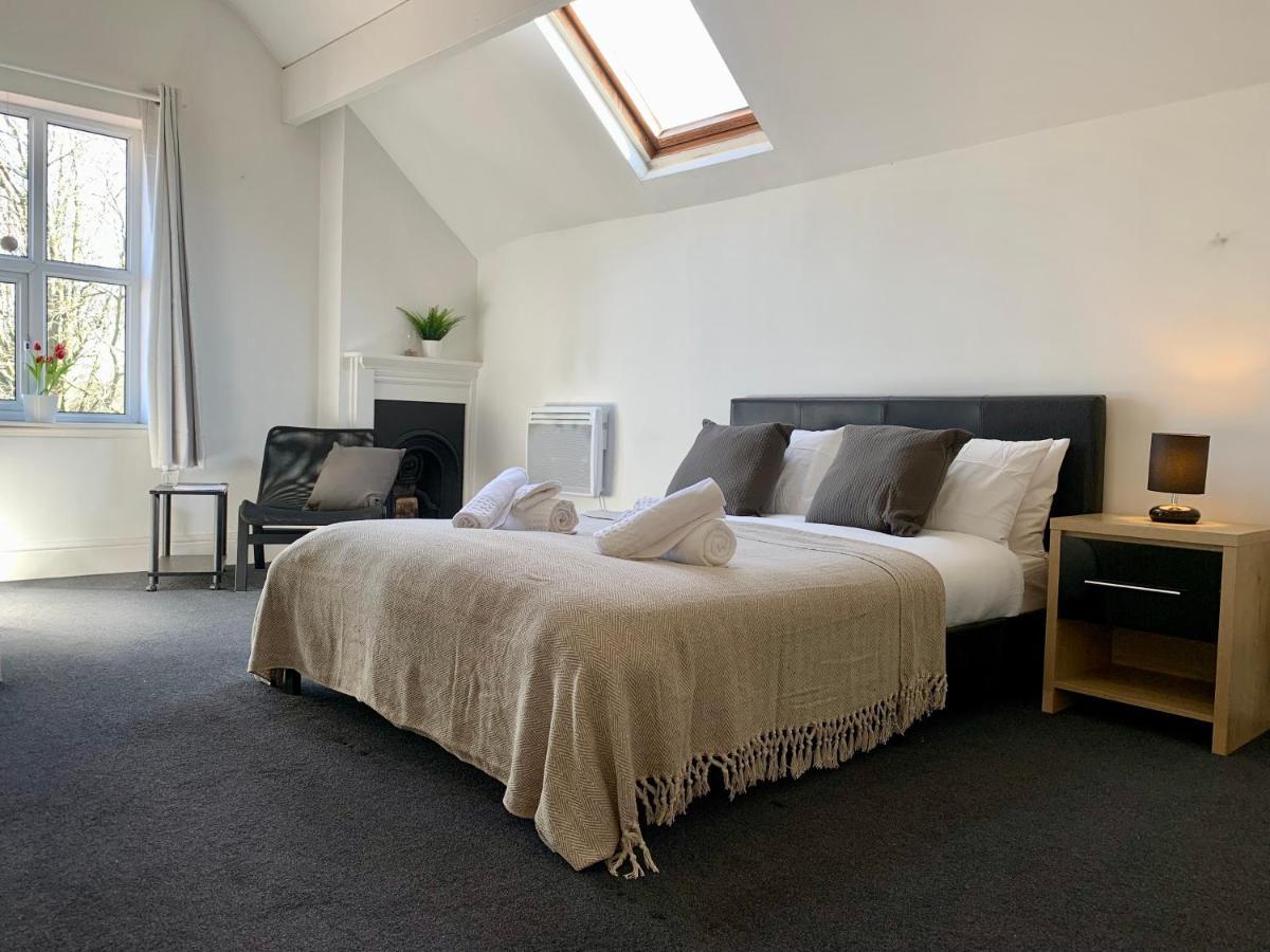 Somerford Place - 6 Beds - Sleeps 12 - Parks 2-3 Cars/Vans Willenhall Exteriér fotografie