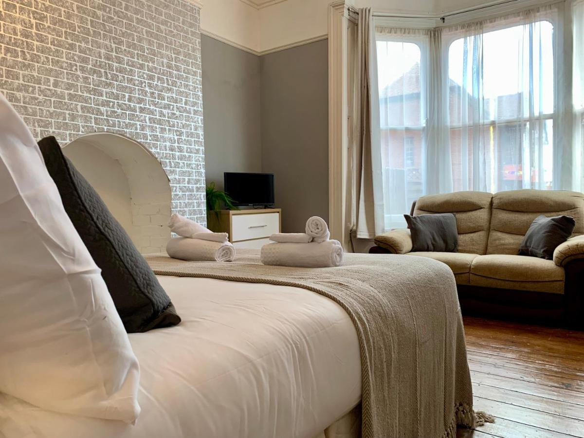 Somerford Place - 6 Beds - Sleeps 12 - Parks 2-3 Cars/Vans Willenhall Exteriér fotografie